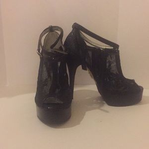 Stylish mesh lace heels. Wrap strap. Size 8.